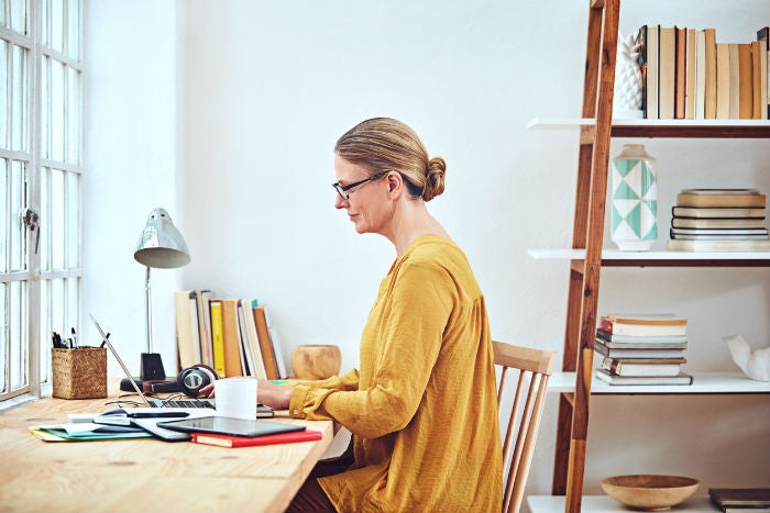 A VU Online student works from her home office.